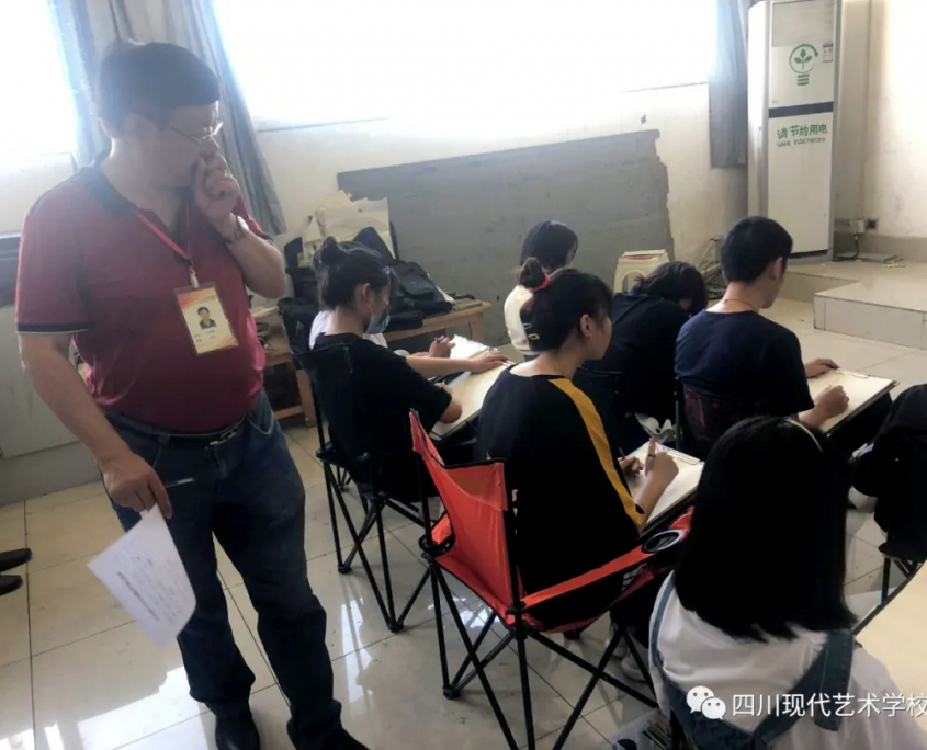 楊曉明校長查看同學(xué)們的繪畫情況