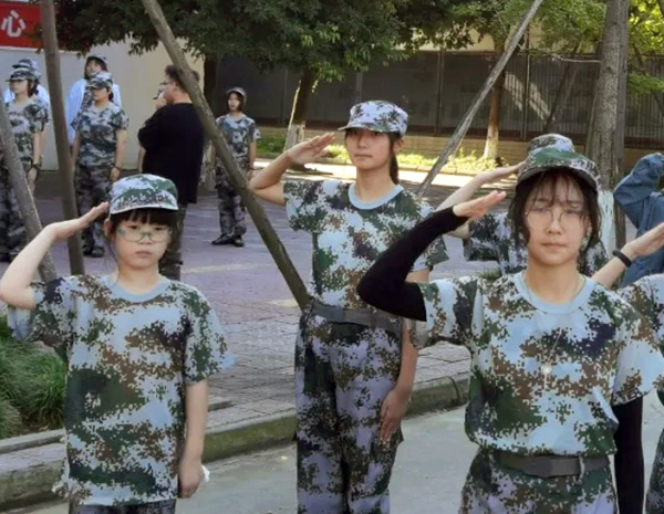 四川現(xiàn)代藝術(shù)學(xué)校-軍訓(xùn)中的初中同學(xué)
