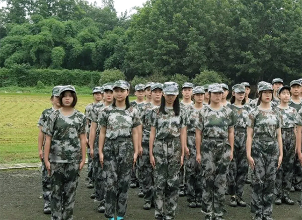 四川現(xiàn)代藝術(shù)學(xué)校-軍訓(xùn)