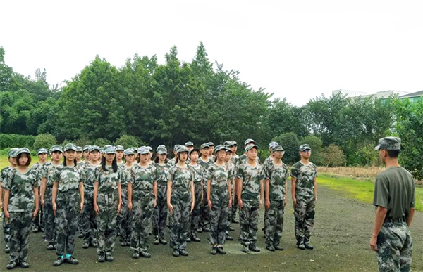 四川現(xiàn)代藝術(shù)學(xué)校高中藝術(shù)生軍訓(xùn)